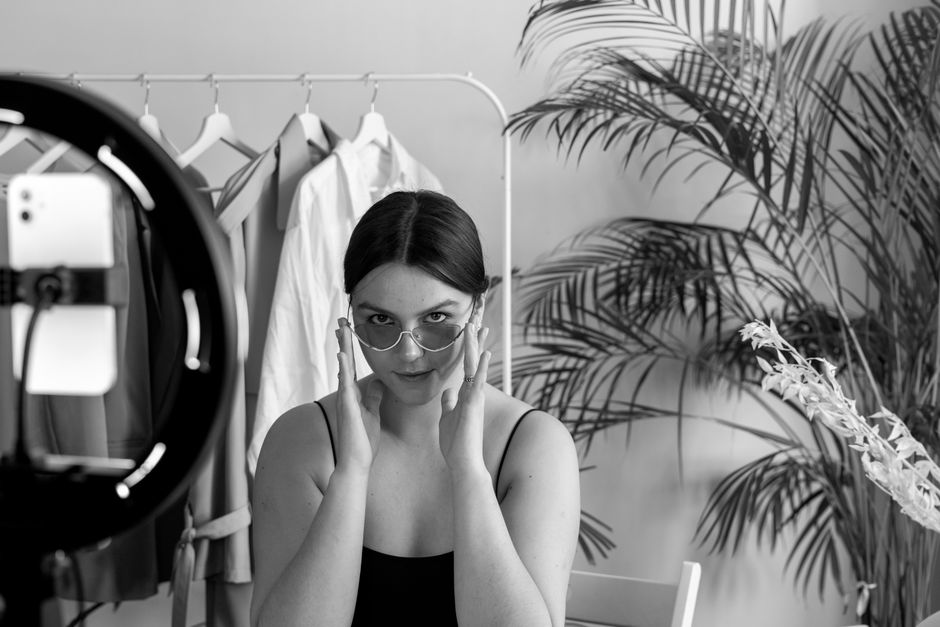 Olivia Rodrigo új albuma: Siker és érzelmek a „you seem pretty sad for a girl so in love” debütálásán