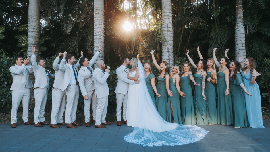 Liam Hemsworth és Gabriella Brooks csillogása Taylor Swift és Travis Kelce esküvőjén