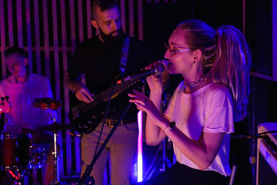 Mihályfi Luca új dala: üzenet a rosszindulatú kritikák ellen
