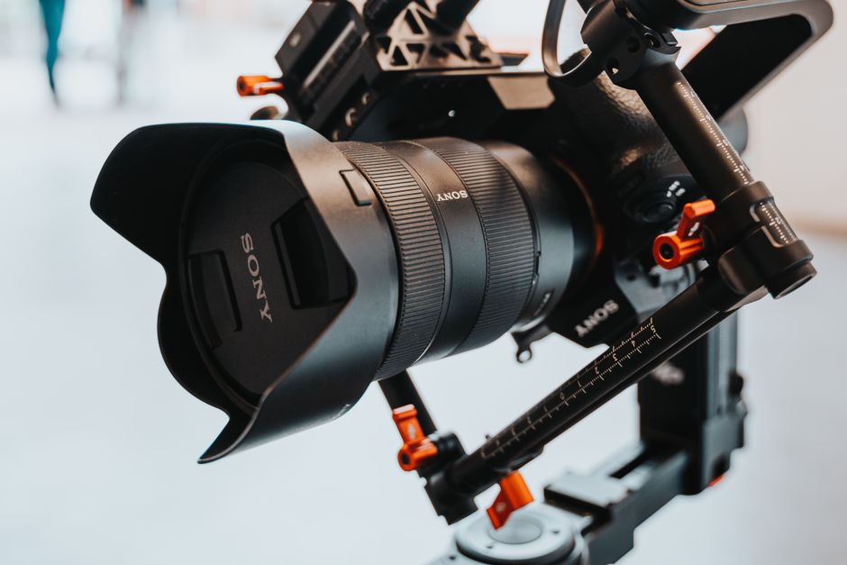 Új szintre emeli a videózást a Sony FX5: 5K Open Gate, triple-base ISO és AI autofókusz